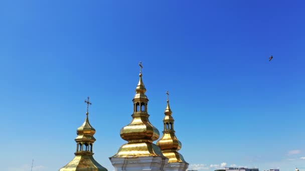 Christliche Kathedrale Mit Drei Goldenen Kuppeln Bei Blauem Himmel Fliegen — Stockvideo