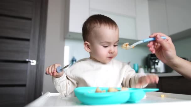 Chłopiec Posiłki Trzyma Łyżkę Mama Daje Dzieciakowi Pełną Łyżkę Zdrowe — Wideo stockowe
