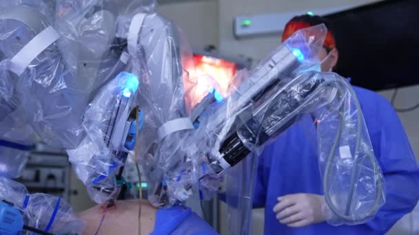 Manipulator Senjata Aktif Melakukan Operasi Perut Dokter Bedah Laki Laki — Stok Video