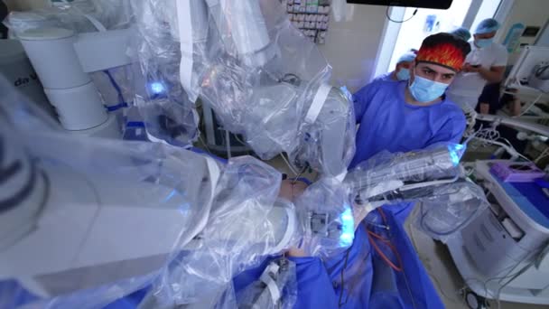 Pozorný Chirurg Sleduje Operaci Monitoru Robotické Zařízení Provádí Provoz Zobrazení — Stock video