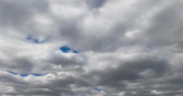 Paysage Nuageux Gris Couvrant Totalement Ciel Bleu Vue Angle Bas — Video