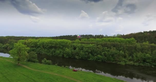 Ένα Μάτσο Πολύχρωμα Μπαλόνια Πετούν Πάνω Από Ποτάμι Κάποιοι Ξεκουράζονται — Αρχείο Βίντεο