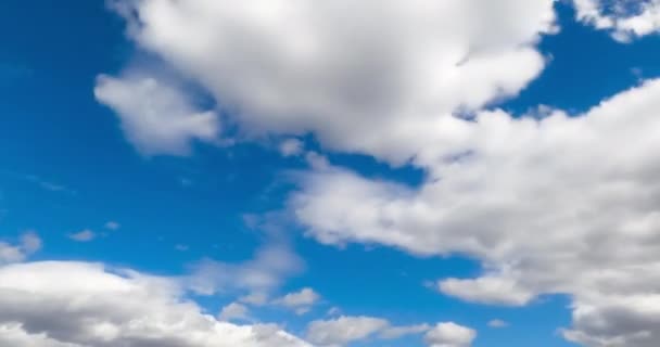 Nubes Blancas Gruesas Volando Rápidamente Por Los Cielos Forman Nubes — Vídeos de Stock