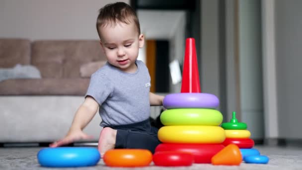 Ein Einjähriger Junge Baut Eine Spielzeugpyramide Junge Spielt Hause Wohnzimmer — Stockvideo