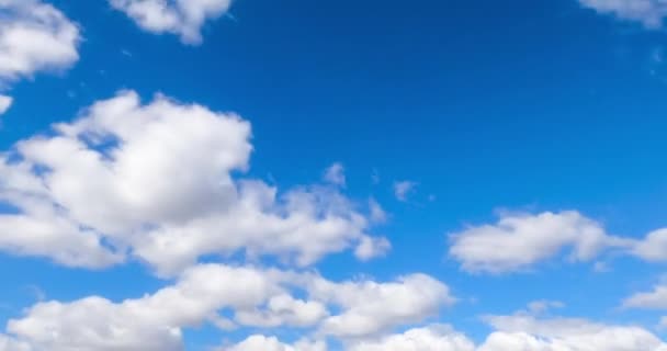 Nubes Blancas Suaves Esponjosas Que Mueven Por Los Cielos Azules — Vídeos de Stock