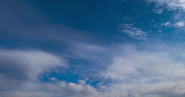 柔らかい光の雲が地平線にすばやく流れています 大きな灰色の雲が柔らかいものを変える ローアングルビュー タイムラプス — ストック動画