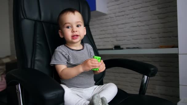 Šťastně Usmívající Rozkošné Dítě Sedící Velké Kancelářské Židli Roztomilé Dítě — Stock video