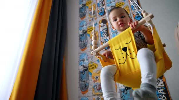 Schöne Kinder Die Spaß Beim Schaukeln Hause Haben Baby Streckt — Stockvideo
