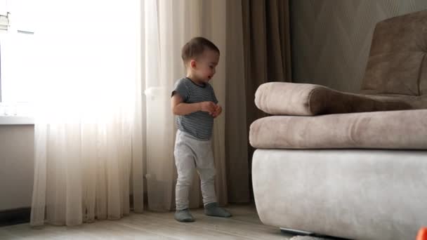 Adorável Criança Ativa Feliz Correndo Pelo Quarto Diversão Casa — Vídeo de Stock