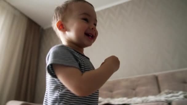 Uśmiechnięty Mały Chłopiec Biegnie Koło Pokoju Dzieciak Podbiega Ściany Przykleja — Wideo stockowe