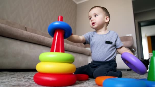 Freudiger Kleiner Junge Der Mit Spielzeugpyramide Spielt Kind Nimmt Zwei — Stockvideo