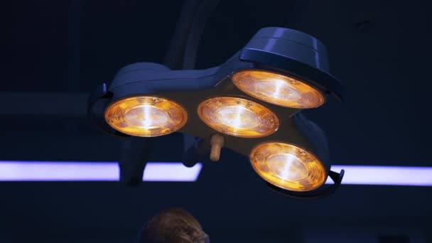 Лампа Включена Потолке Хирургической Комнаты Врачи Работают Тусклом Освещении Время — стоковое видео