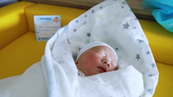 Dormir Tranquilamente Bebé Caucásico Una Linda Gorra Adorable Recién Nacido — Vídeos de Stock