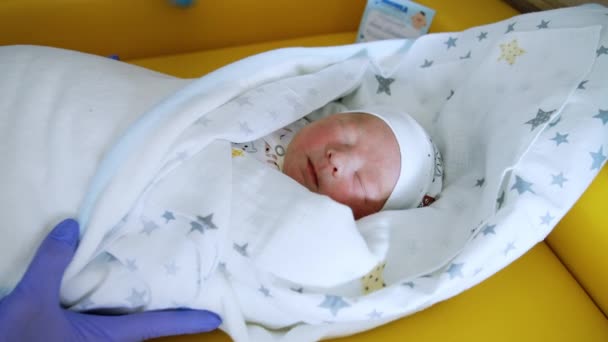Bebê Recém Nascido Vestindo Boné Bonito Dorme Pacificamente Coberto Cobertor — Vídeo de Stock