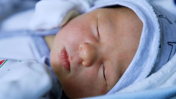 Süßes Süßes Gesicht Eines Neugeborenen Das Friedlich Schläft Kind Mit — Stockvideo