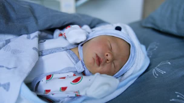 Bebê Caucasiano Bonito Alguns Dias Idade Criança Bonito Boné Camisa — Vídeo de Stock
