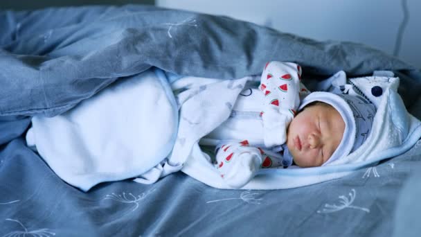 Kleine Niedliche Kaukasische Baby Mütze Und Strampler Schlafen Den Decken — Stockvideo