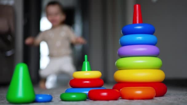 Piramidă Mai Mică Mai Mare Podea Copilul Vine Jucării Dar — Videoclip de stoc