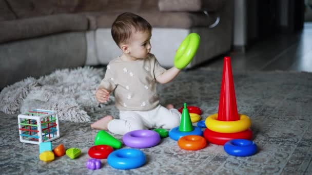 Copilul Joacă Jucăriile Podea Copilul Inel Din Piramidă Pleacă — Videoclip de stoc