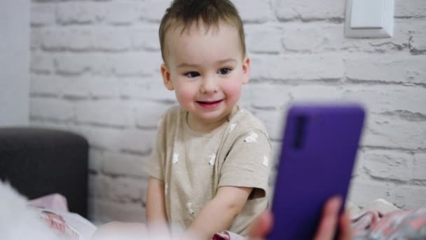 Ein Kleines Hübsches Kind Bekommt Ein Video Telefon Gezeigt Baby — Stockvideo