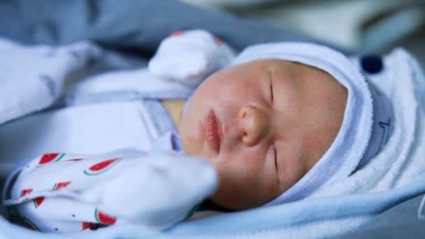Αγγελικό Νεογέννητο Μωρό Καπελάκι Ξαπλώνει Στην Πλάτη Του Χαριτωμένο Παιδί — Αρχείο Βίντεο