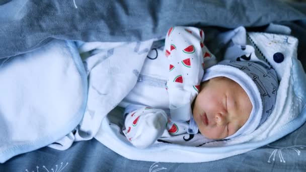 Bayi Kaukasia Cantik Yang Baru Lahir Tidur Tempat Tidur Dibungkus — Stok Video