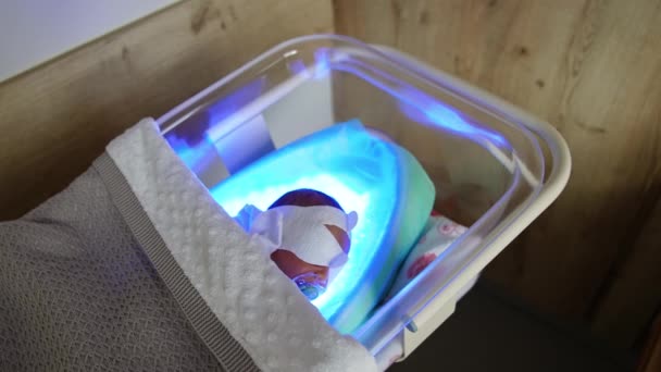 Dítě Maskou Očích Dudlíkem Puse Leží Postýlce Novorozenec Podstupuje Fototerapii — Stock video