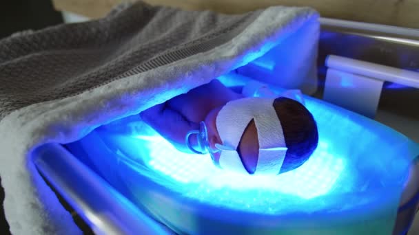 Naked Newborn Child Lies Ultraviolet Lamp Ребенок Лечится Желтухи — стоковое видео