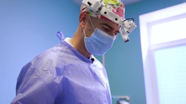 Středně Starý Bělošský Lékař Masce Světlometu Zakrývá Operační Místo Jódem — Stock video