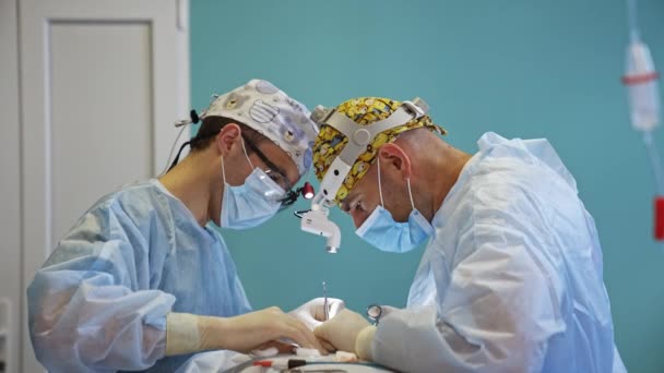 Två Läkare Med Strålkastare Samarbetar Operationssalen Manliga Läkare Utför Tyreoidektomi — Stockvideo