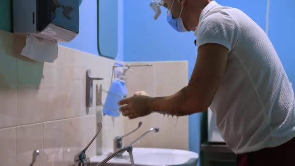 Καυκάσιος Γιατρός Πλένει Χέρια Προσεκτικά Προετοιμάζεται Για Χειρουργική Επέμβαση Λεπτομερής — Αρχείο Βίντεο