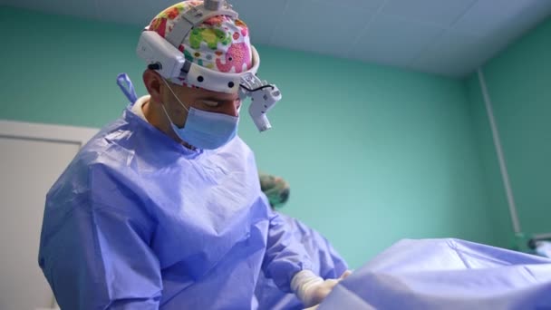 Cirurgião Com Farol Trabalhar Sala Cirurgia Doutor Usa Ferramenta Metálica — Vídeo de Stock