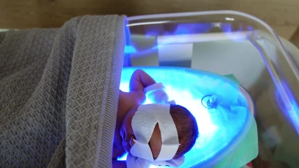 Newborn Child Lies Crib Mask Eyes Newborn Baby Undergoing Hyperbilirubinemia — Stock Video