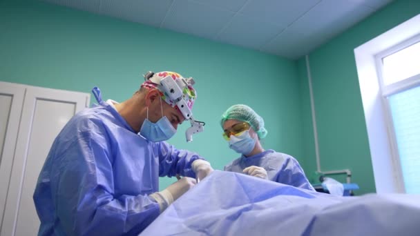 Medico Professionista Che Incisioni Usando Bisturi Infermiera Chirurgia Femminile Assistere — Video Stock