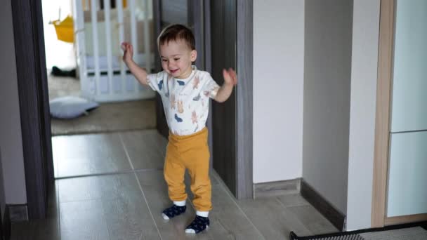 Glückliche Kleinkinder Stehen Raum Und Winken Mit Den Händen Kind — Stockvideo