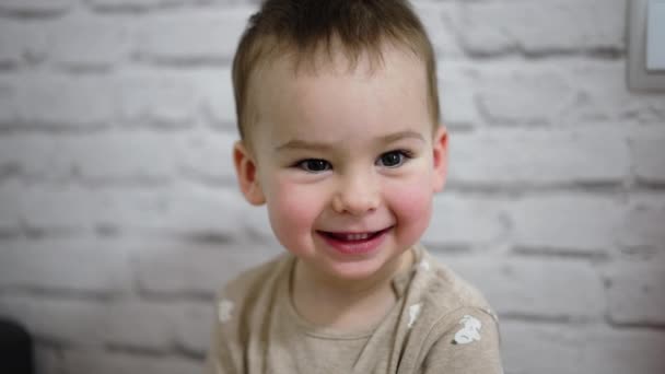 Fermecător Băiețel Caucazian Zâmbind Adorabil Camerei Portret Apropiat Unui Copil — Videoclip de stoc