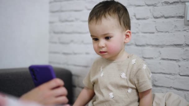 Anak Kecil Yang Manis Terhibur Oleh Sesuatu Yang Ditunjukkan Telepon — Stok Video