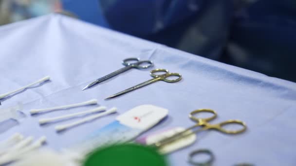 Tesoura Cirúrgica Pinça Outros Materiais Para Operação Ferramentas Médicas Mesa — Vídeo de Stock
