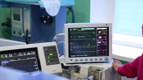 在运行过程中 装有屏幕的设备已经打开 在手术室工作的现代医疗器械 — 图库视频影像
