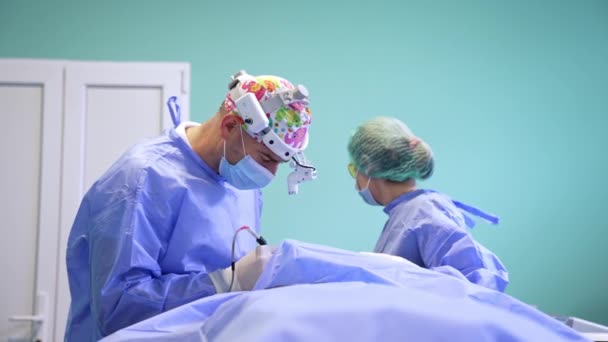 Cirujano Masculino Mediana Edad Con Faros Utiliza Instrumento Dispositivo Eléctrico — Vídeo de stock