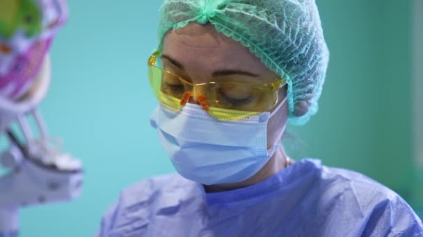 Βοηθώντας Γιατρό Κίτρινα Γυαλιά Μάσκα Και Καπάκι Κοντινό Πορτρέτο Γιατρού — Αρχείο Βίντεο