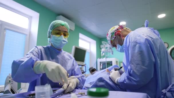 Assistente Cirurgia Organizando Ferramentas Instrumentos Para Médico Cirurgião Fundo Realiza — Vídeo de Stock