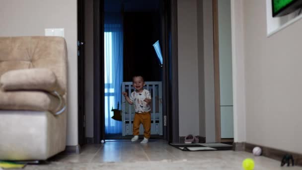 Schattig Gelukkig Kind Dat Door Zijn Huis Loopt Actief Gezond — Stockvideo