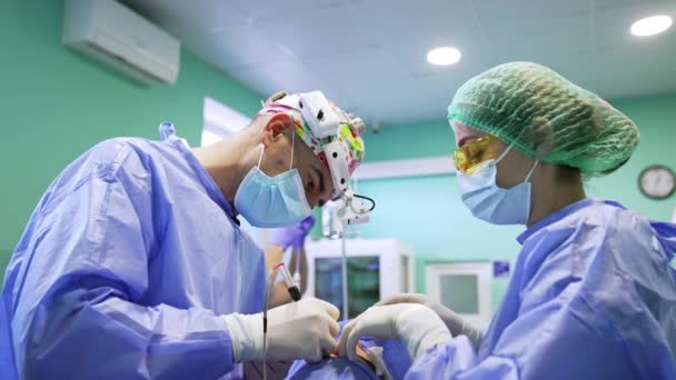 Chirurgen Führen Blepharoplastik Durch Arzt Setzt Elektrogerät Ein Und Assistent — Stockvideo