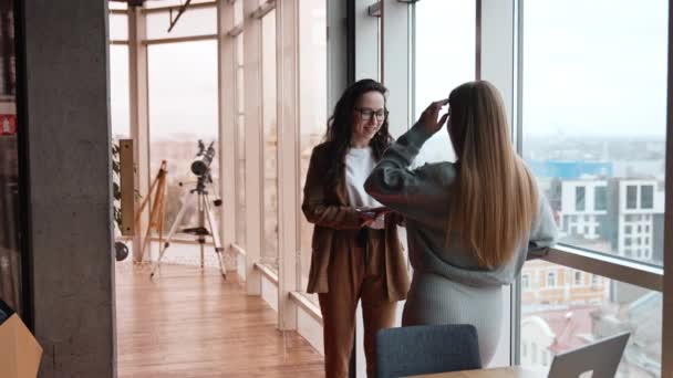 仕事についてコミュニケーションをとるビジネスマン 女性はオフィスの窓に立っている作業上の問題を議論します — ストック動画