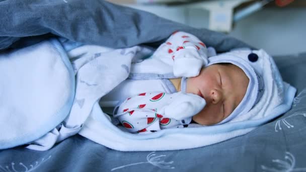 Süßes Winziges Kind Mütze Und Fäustlingen Das Schläft Winzige Neugeborene — Stockvideo