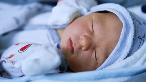 Wajah Indah Anak Kaukasia Yang Baru Lahir Bayi Yang Tertidur — Stok Video