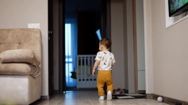 Gelukkig Kind Speelt Vrolijk Thuis Mam Strekt Handen Uit Naar — Stockvideo