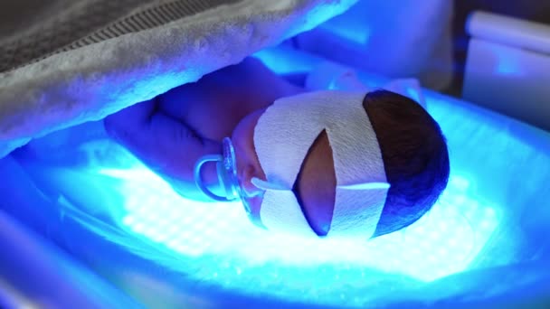 Naakte Pasgeboren Baby Met Verband Ogen Ligt Lamp Zuigeling Met — Stockvideo