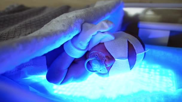 Winziges Neugeborenes Windel Und Socken Den Händen Liegt Auf Der — Stockvideo